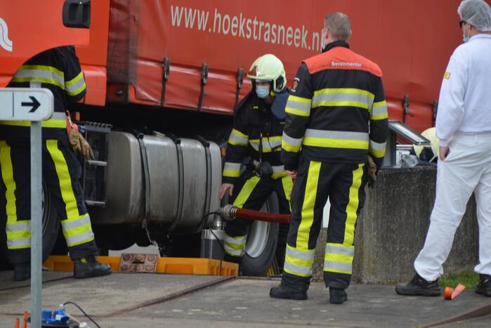 Vrachtwagenchauffeur rijdt dieseltank lek
