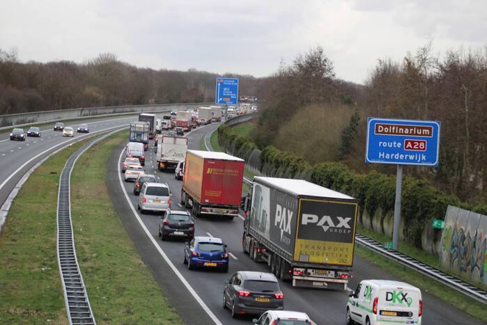 Lange file door ongeval op snelweg