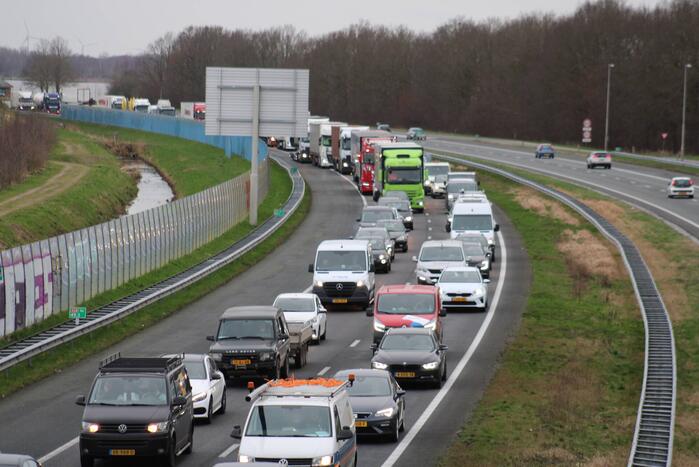 Lange file door ongeval op snelweg