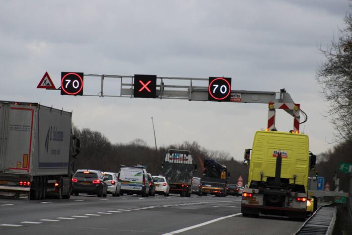 Lange file door ongeval op snelweg