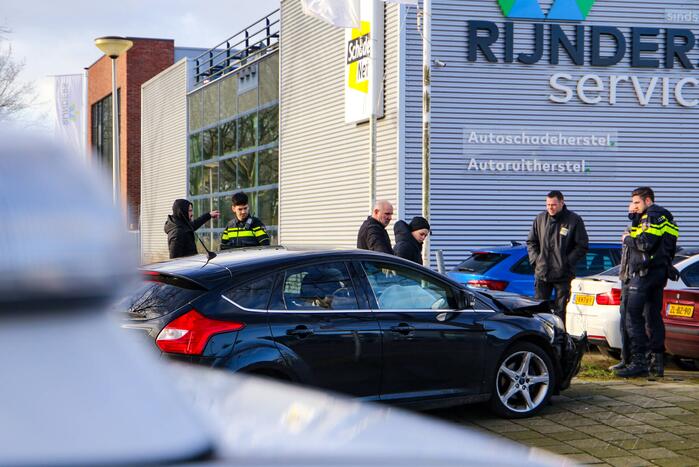Veel schade na botsing met twee voertuigen