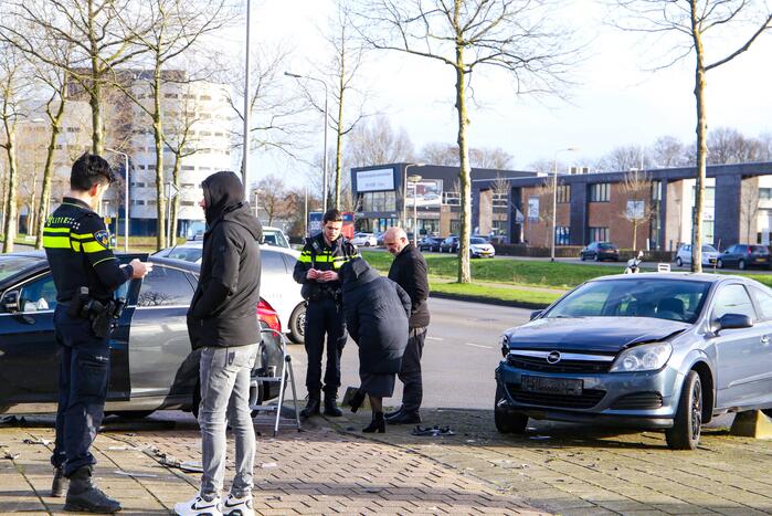 Veel schade na botsing met twee voertuigen