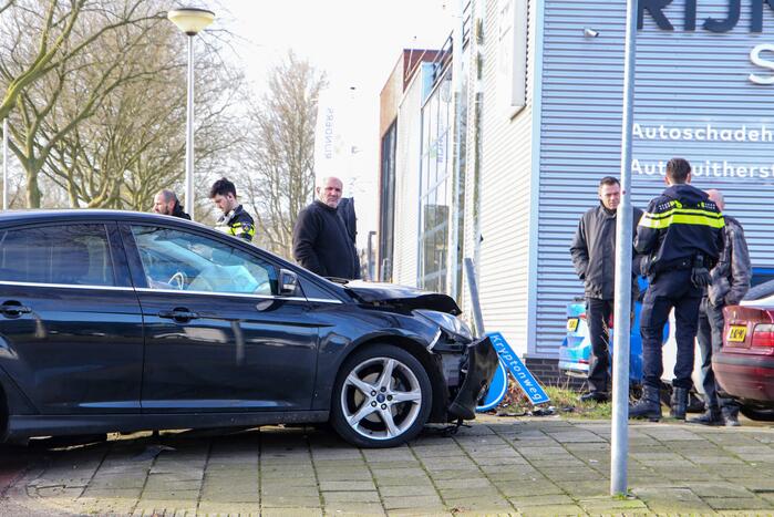 Veel schade na botsing met twee voertuigen