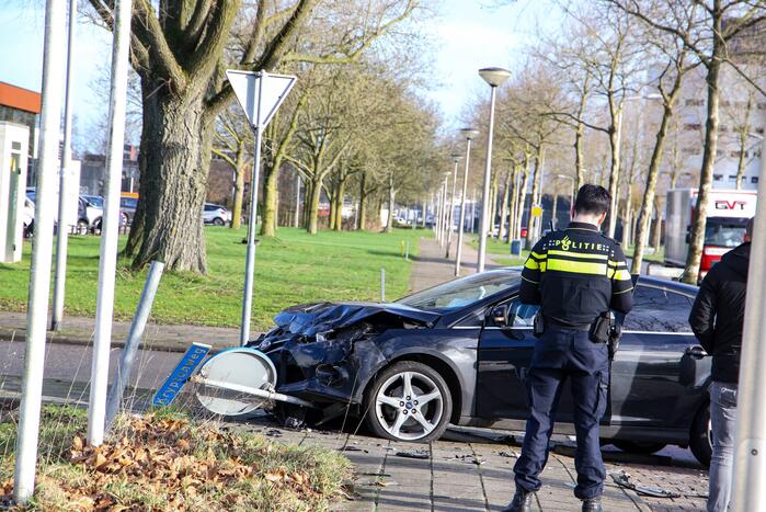 Veel schade na botsing met twee voertuigen