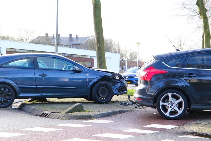 Veel schade na botsing met twee voertuigen