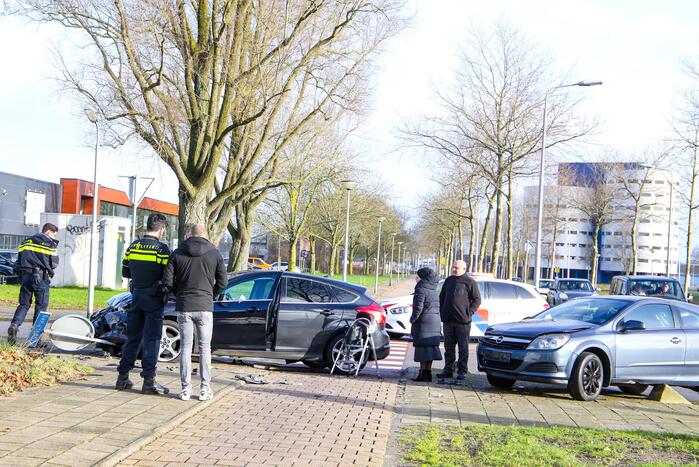 Veel schade na botsing met twee voertuigen