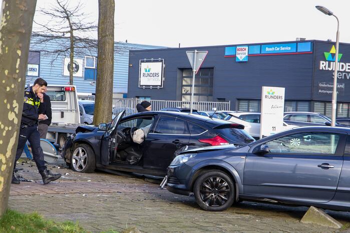 Veel schade na botsing met twee voertuigen