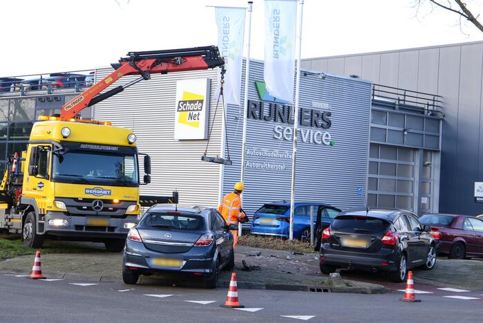 Veel schade na botsing met twee voertuigen