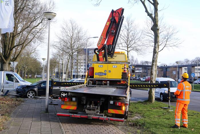 Veel schade na botsing met twee voertuigen