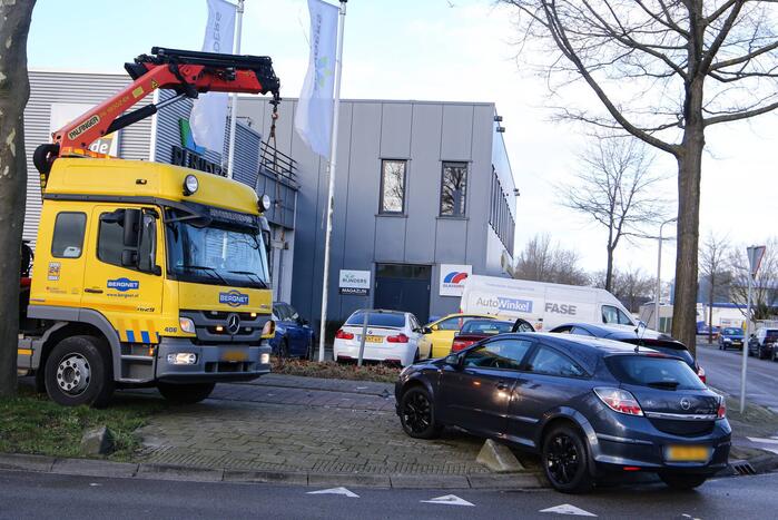 Veel schade na botsing met twee voertuigen