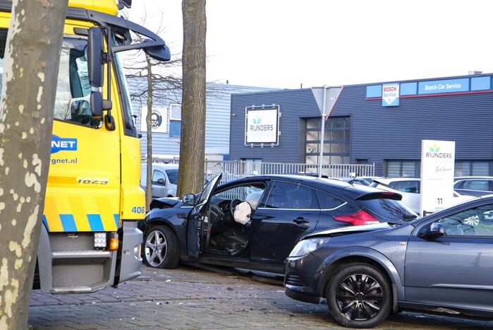 Veel schade na botsing met twee voertuigen