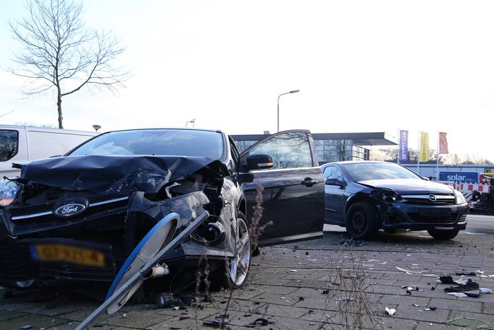 Veel schade na botsing met twee voertuigen