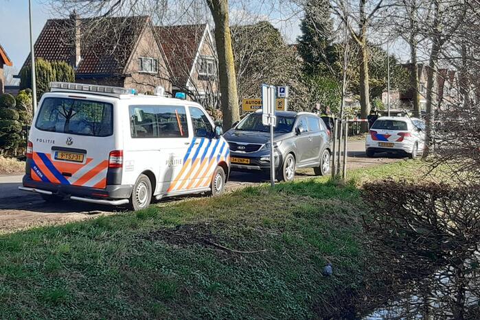 Brandweer blust brand in schuur