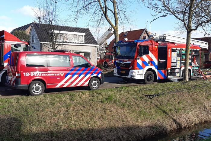 Brandweer blust brand in schuur