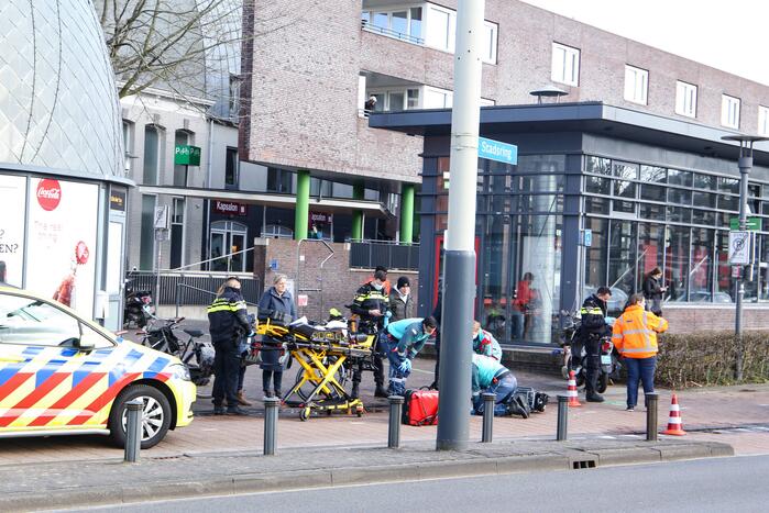 Fietser en scooter botsen tegen elkaar