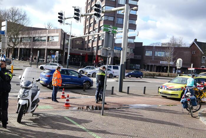 Fietser en scooter botsen tegen elkaar