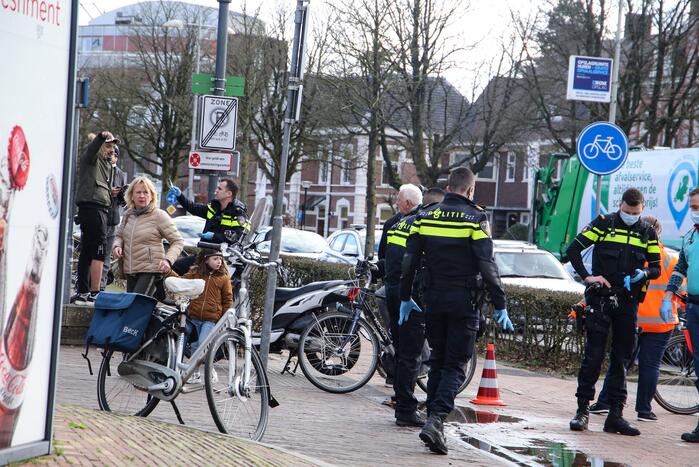 Fietser en scooter botsen tegen elkaar