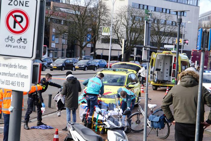 Fietser en scooter botsen tegen elkaar