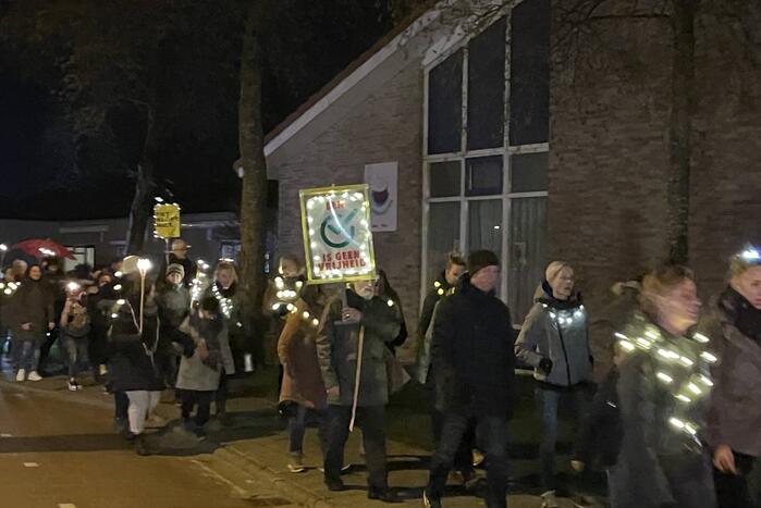 Grote opkomst bij lichtjestocht tegen coronamaatregelen