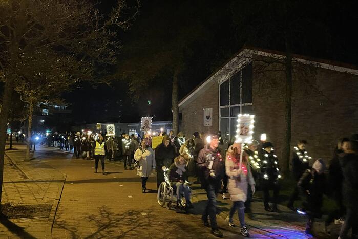 Grote opkomst bij lichtjestocht tegen coronamaatregelen