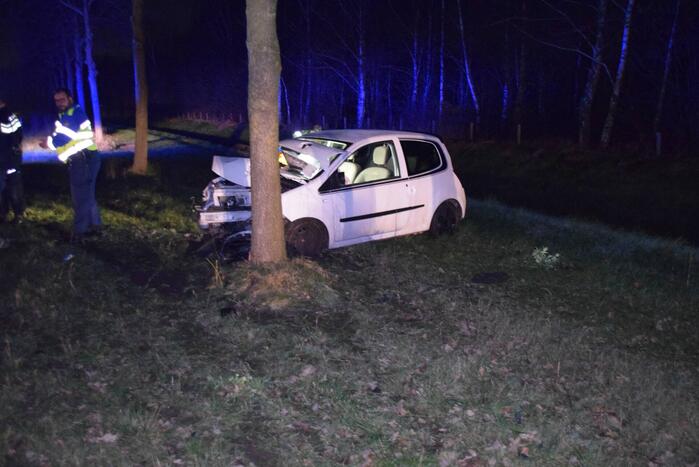 Automobilist belandt tegen boom