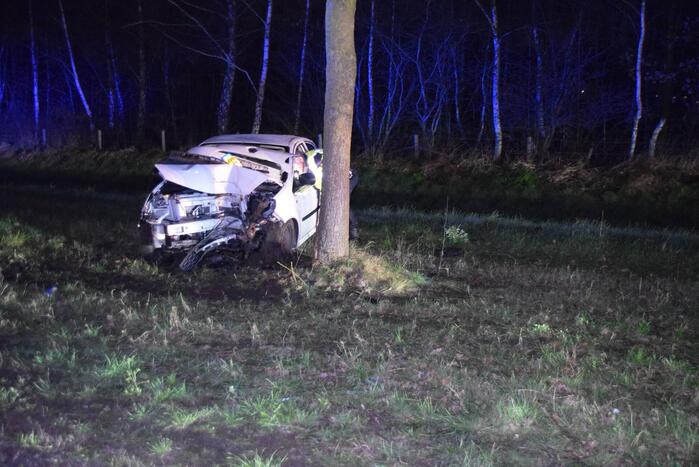 Automobilist belandt tegen boom