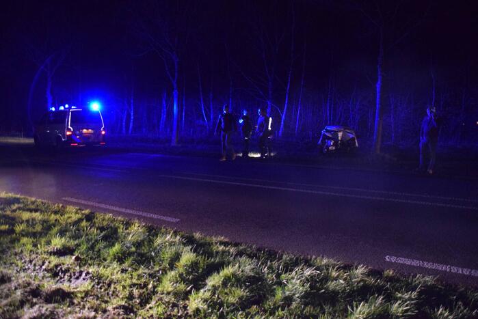 Automobilist belandt tegen boom