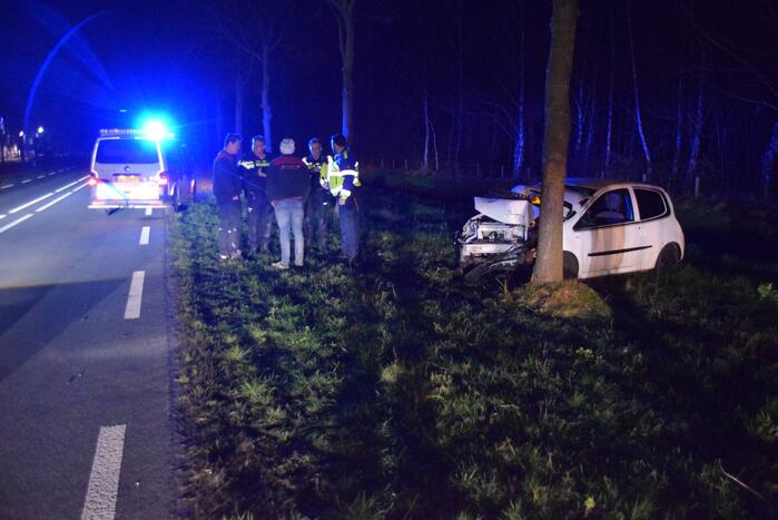 Automobilist belandt tegen boom