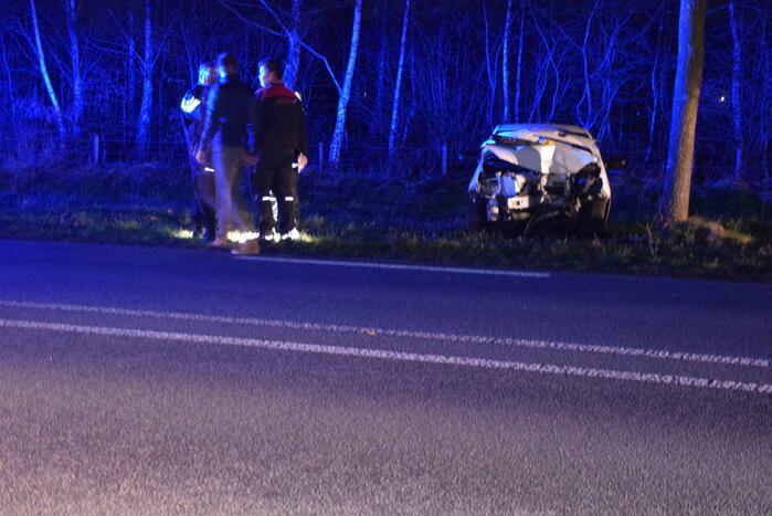 Automobilist belandt tegen boom