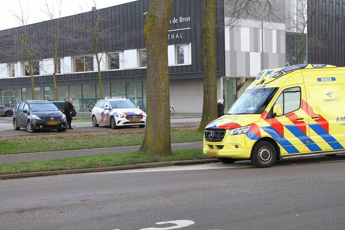 Fietser gewond bij botsing op rotonde