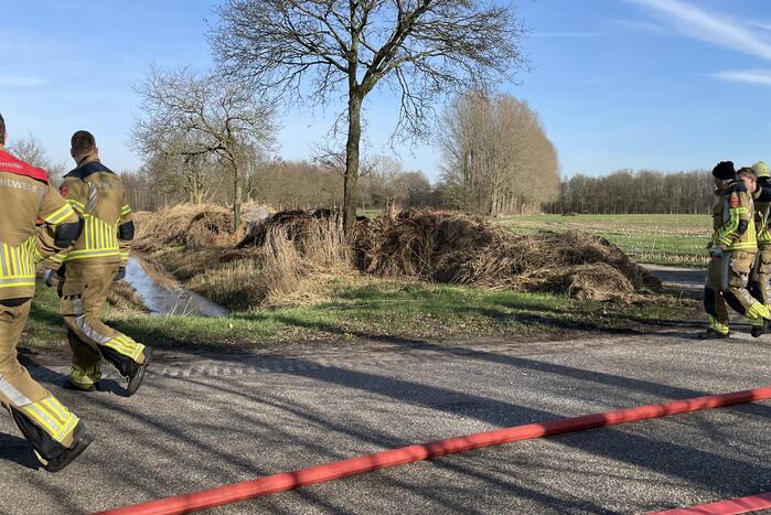 Brand in berg met gemaaid riet
