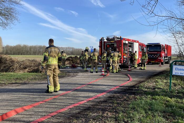 Brand in berg met gemaaid riet