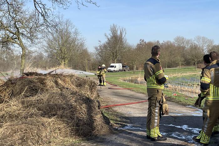 Brand in berg met gemaaid riet