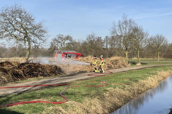 Brand in berg met gemaaid riet