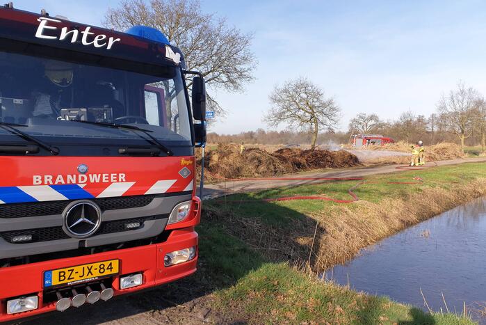 Brand in berg met gemaaid riet