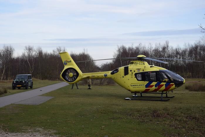 Traumahelikopter landt midden in bos