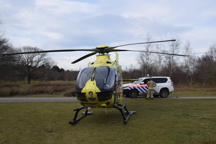 Traumahelikopter landt midden in bos