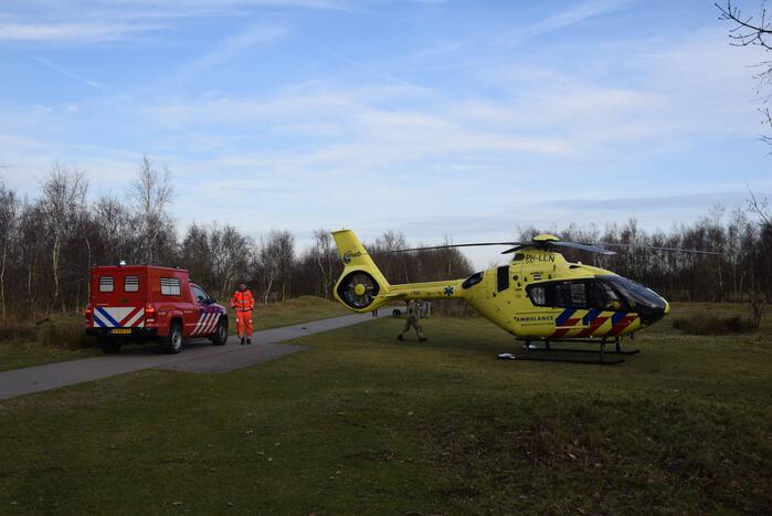 Traumahelikopter landt midden in bos