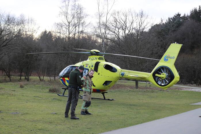 Traumahelikopter landt midden in bos