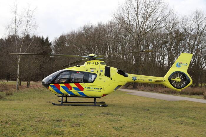 Traumahelikopter landt midden in bos