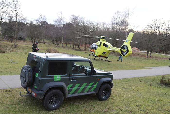 Traumahelikopter landt midden in bos
