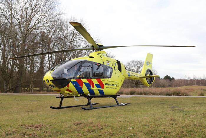 Traumahelikopter landt midden in bos