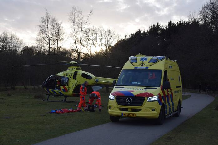 Traumahelikopter landt midden in bos