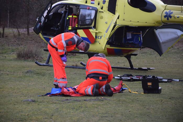 Traumahelikopter landt midden in bos