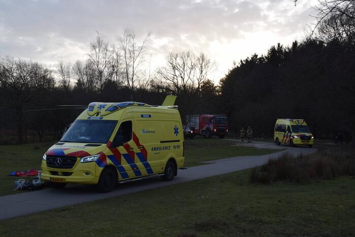 Traumahelikopter landt midden in bos