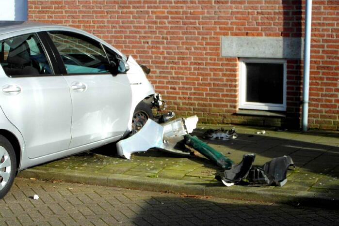 Enorme schade bij botsing tussen twee auto's