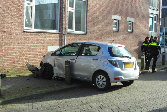 Enorme schade bij botsing tussen twee auto's