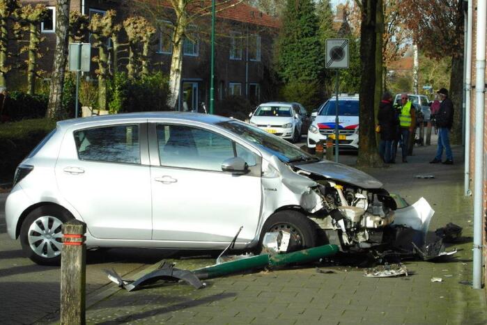 Enorme schade bij botsing tussen twee auto's