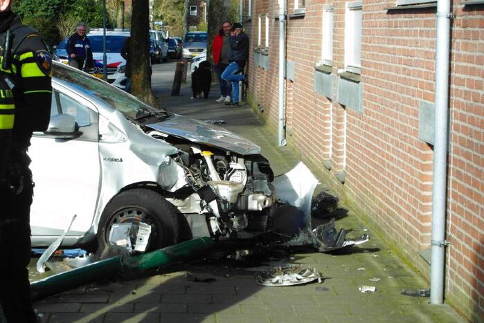 Enorme schade bij botsing tussen twee auto's