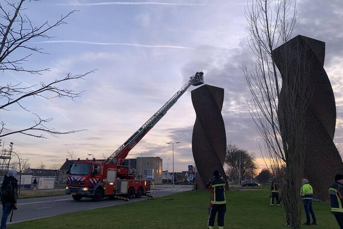 Brandweer redt gans uit kunstwerk